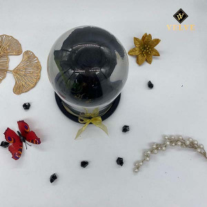 Trandafir Criogenat cu accesorii, blat negru, pe pat de petale, negru