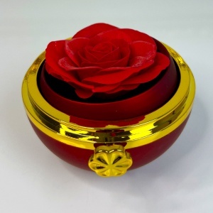 Trandafir de sapun rosu in cutie eleganta cu cupola și lantisor cu pandantiv surpriza - Img 2