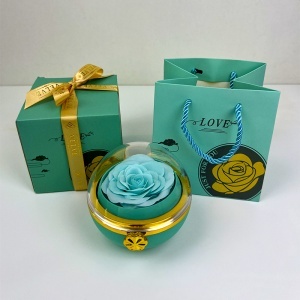 Trandafir de sapun turcoaz in cutie eleganta cu cupola si lantisor cu pandantiv surpriza - Img 4