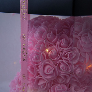 Ursulet floral 25cm, cu LED-uri luminoase, din trandafiri spuma roz cu inima rosie, in cutie cadou
