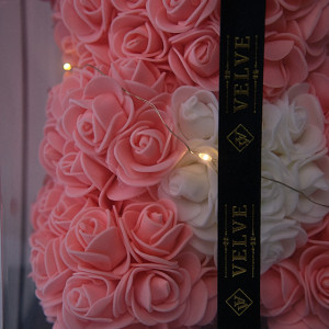Ursulet floral 25cm, cu LED-uri luminoase, din trandafiri spuma roz pudrat cu inima rosie, in cutie cadou
