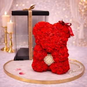 Ursulet floral rosu din trandafiri din spuma cu inimioara din perle 25 cm, decorat manual, in cutie cadou