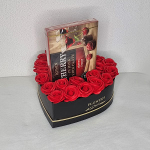 Velve Red Heart, Cutie cu trandafiri rosii din sapun si praline de ciocolata Roshen Cherry cu lichior de cirese