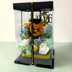 Aranjament absolvire 2026 Graduate cu ursulet de plus, trandafiri si hortensii de sapun, pralina Ferrero, in cutie transparenta premium - Img 3