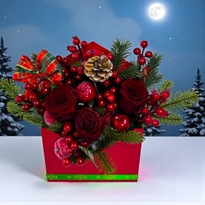Aranjament Christmas Rouge cu trandafiri rosii criogenati, crengute de brad si decoratiuni de sezon, in cutie eleganta rosie - Img 2