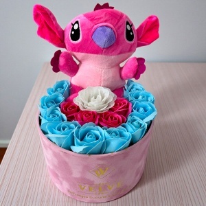 Aranjament cu flori de sapun si jucarie de plus Stitch roz, in cutie eleganta - Img 2