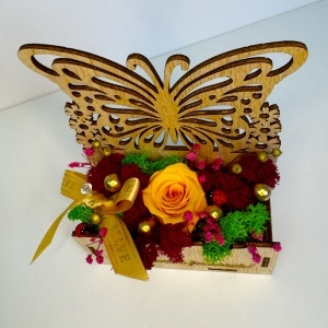 Aranjament floral „Primavara frumoasa”, trandafir criogenat și licheni stabilizați, in suport decorativ din lemn - Img 6
