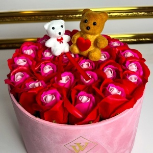 Aranjament floral „Sweet Duo Love”, 25 trandafiri de sapun cu mini ursuleți decorativi - Img 2