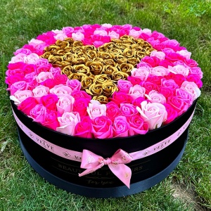 Aranjament floral 101 trandafiri de sapun, in cutie cadou cu felicitare personalizata, Roz/Gold
