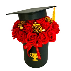 Aranjament floral absolvire 2026, in cutie rotunda cu trandafiri si perle decorative Rosu-Auriu