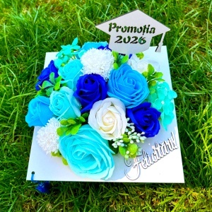 Aranjament floral absolvire 2026, in cutie tip toca cu trandafiri si hortensii, 20x20x10cm, Albastru