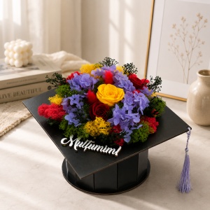 Aranjament floral absolvire 2026 in forma de toca neagra Graduate cu trandafiri criogenati, hortensii si licheni conservati - Img 4