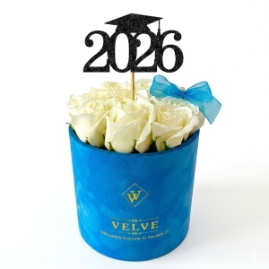 Aranjament floral absolvire 2026 VLV, cu 9 trandafiri de sapun, in cutie albastra de catifea, Alb