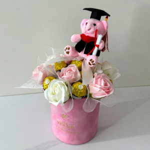 Aranjament floral pentru absolvire, in cutie rotunda cu trandafiri si praline Ferrero Rocher, roz