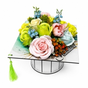 Aranjament floral absolvire Graduate in forma de toca, cu trandafiri de sapun, bujor si flori decorative, 20x20x12 cm