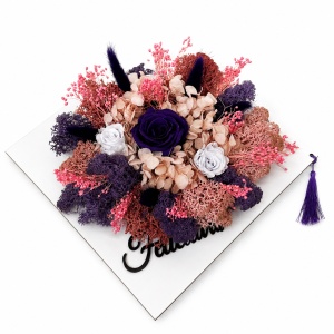 Aranjament floral absolvire Promotia 2026 in forma de toca alba Graduate cu trandafiri criogenati, hortensii si licheni conservati - Img 2
