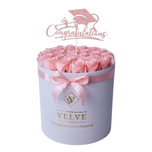 Aranjament floral absolvire Radiance, cu 25 trandafiri din sapun, in cutie rotunda alba, Roz piersica