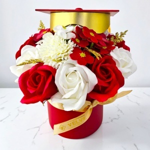 Aranjament floral absolvire Red Classic cu trandafiri de sapun, in cutie rotunda - Img 2