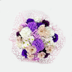 Aranjament floral Ametist cu flori de sapun, in cutie rotunda neagra, accesorizata cu funda si plasa sizal