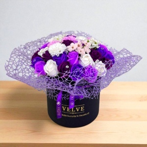 Aranjament floral Ametist, flori de sapun, in cutie rotunda neagra ⌀ 20cm, accesorizata cu funda si plasa sizal, mov-crem-alb - Img 3