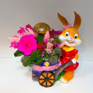 Decoratiune din rasina Bunny, iepuras fetita si carut cu aranjament din licheni stabilizati, broom, ciuperci, begonie din lemn, 24cm