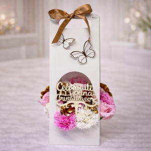 Aranjament floral Butterfly " Cea mai buna invatatoare " cu trandafiri si garoafe din sapun, plante decorative, in cos decorativ