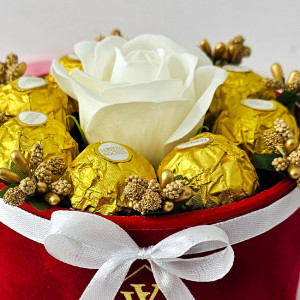 Aranjament floral Chocolate Rose cu un trandafir de sapun, stamine aurii si opt praline Ferrero Rocher, in cutie de catifea, Alb 1