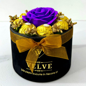 Aranjament floral Chocolate Rose cu un trandafir de sapun, stamine aurii si opt praline Ferrero Rocher, in cutie neagra cu catifea, Albastru indigo