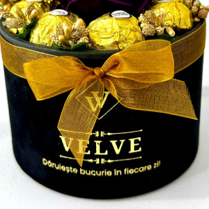 Aranjament floral Chocolate Rose cu un trandafir de sapun, stamine aurii si opt praline Ferrero Rocher, in cutie neagra cu catifea, Mov Burgundy 1