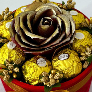 Aranjament floral Chocolate Rose cu un trandafir de sapun, stamine aurii si opt praline Ferrero Rocher, in cutie rosie cu catifea, Auriu 4