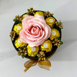 Aranjament floral Chocolate Rose cu un trandafir de sapun, stamine aurii si opt praline Ferrero Rocher, in cutie neagra cu catifea, Roz 1
