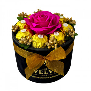 Aranjament floral Chocolate Rose cu un trandafir de sapun, stamine aurii si 8 praline Ferrero Rocher, in cutie neagra cu catifea, Fucsia - Img 6