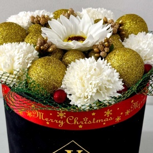 Aranjament Floral Christmas Gold, cu flori albe, globuri aurii si decoratiuni festive, in cutie de catifea neagra - Img 3