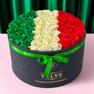 Aranjament floral Country, in cutie rotunda cu 55 trandafiri din sapun, Italia