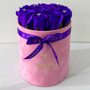 Aranjament floral Crystal Beauty cu 15 trandafiri de sapun, cristale artizanale, in cutie roz cu catifea, Albastru indigo