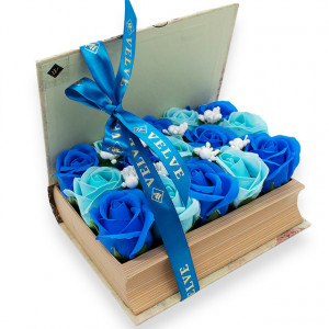 Aranjament floral cu 15 trandafiri din sapun, in cutie tip carte, cu flori blue si albastru