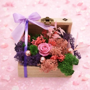 Aranjament floral cu trandafir criogenat roz, licheni conservati, perle si broom, in cutie din lemn tip cufar - Img 4