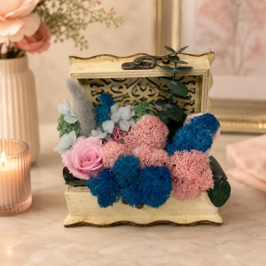 Aranjament floral cu trandafir criogenat roz si licheni conservati, in cutie din lemn tip cufar