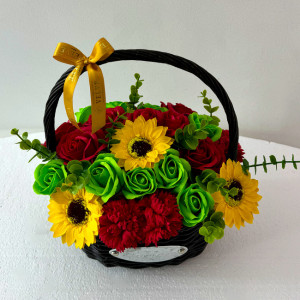 Aranjament floral cu trandafiri de sapun si alte accesorii in cosulet impletit, galben-rosu- verde - Img 3