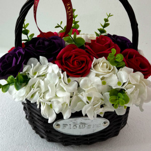 Aranjament floral cu trandafiri de sapun si alte accesorii in cosulet impletit, rosu- alb-mov - Img 3