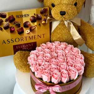 Aranjament floral cu ursulet de plus Crem 60cm, 33 trandafiri sapun in cutie rotunda aurie, praline Roshen 145gr, Roz - Img 4