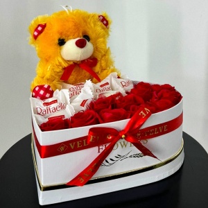 Cutie aniversara in forma de inima, cu trandafiri rosii din sapun, Praline Raffaello 90gr si ursulet orange 2