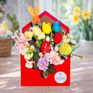 Aranjament floral de Paste Envelo in suport tip plic cu flori de sapun si iepuras decorativ, 34 cm
