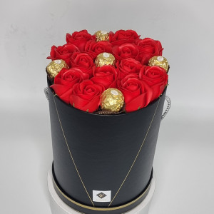 Aranjament floral Desire in cutie inalta cu 13 trandafiri rosii si Praline