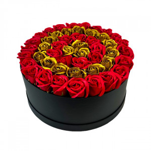 Aranjament floral Divine, in cutie rotunda neagra cu 55 trandafiri de sapun