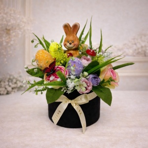 Aranjament floral Easter Bunny cu oua decorative si flori artificiale in cutie rotunda neagra, 23 cm - Img 4