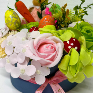 Aranjament floral Easter, decoratiune iepure, 3 oua decorative, trandafiri,  garoafe si hortensii din sapun, plante verzi artificiale, in cutie rotunda 