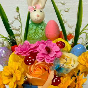 Aranjament floral Easter, decoratiune iepure, 3 oua decorative, trandafiri, maci, garoafe si flori cires din sapun, lacramioare artificiale, in cutie catifea rotunda albastra