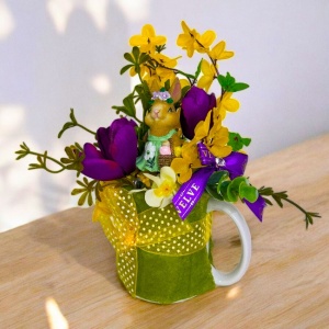 Aranjament floral Easter, cu iepuras decorativ si flori artizanale, in cana de ceramica, verde-mov