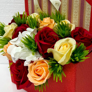 Aranjament floral Envelo, trandafiri si hortensii sapun, in cutie forma plic rosu